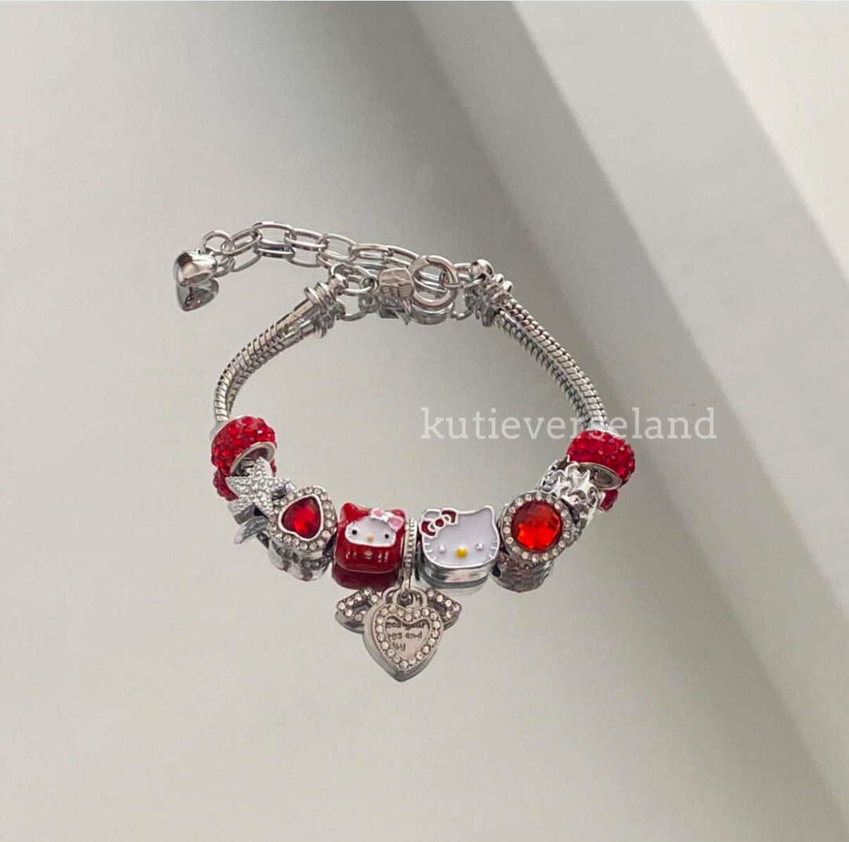 Pulsera hecha a mano con cuentas de purpurina y corazón de ángel con diseño de gato de dibujos animados en color rojo cereza y caja de regalo