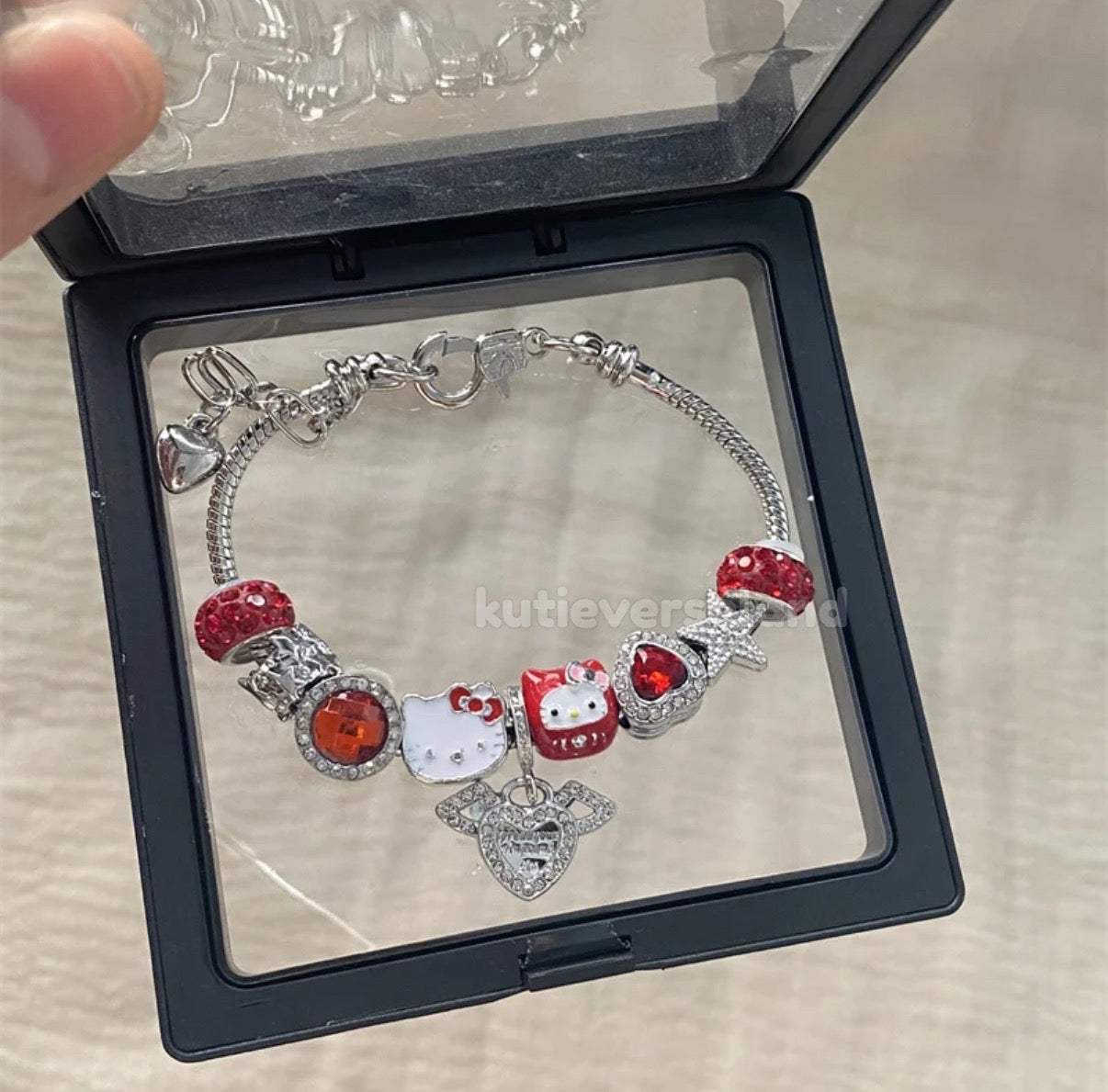 Pulsera hecha a mano con cuentas de purpurina y corazón de ángel con diseño de gato de dibujos animados en color rojo cereza y caja de regalo