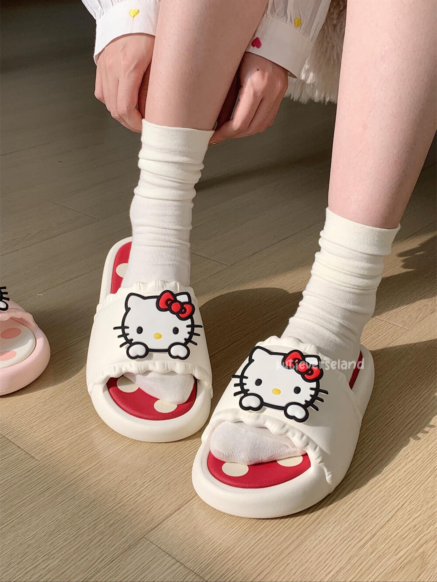 Colección de pantuflas con lunares de KTY con bonitos dibujos de gatos