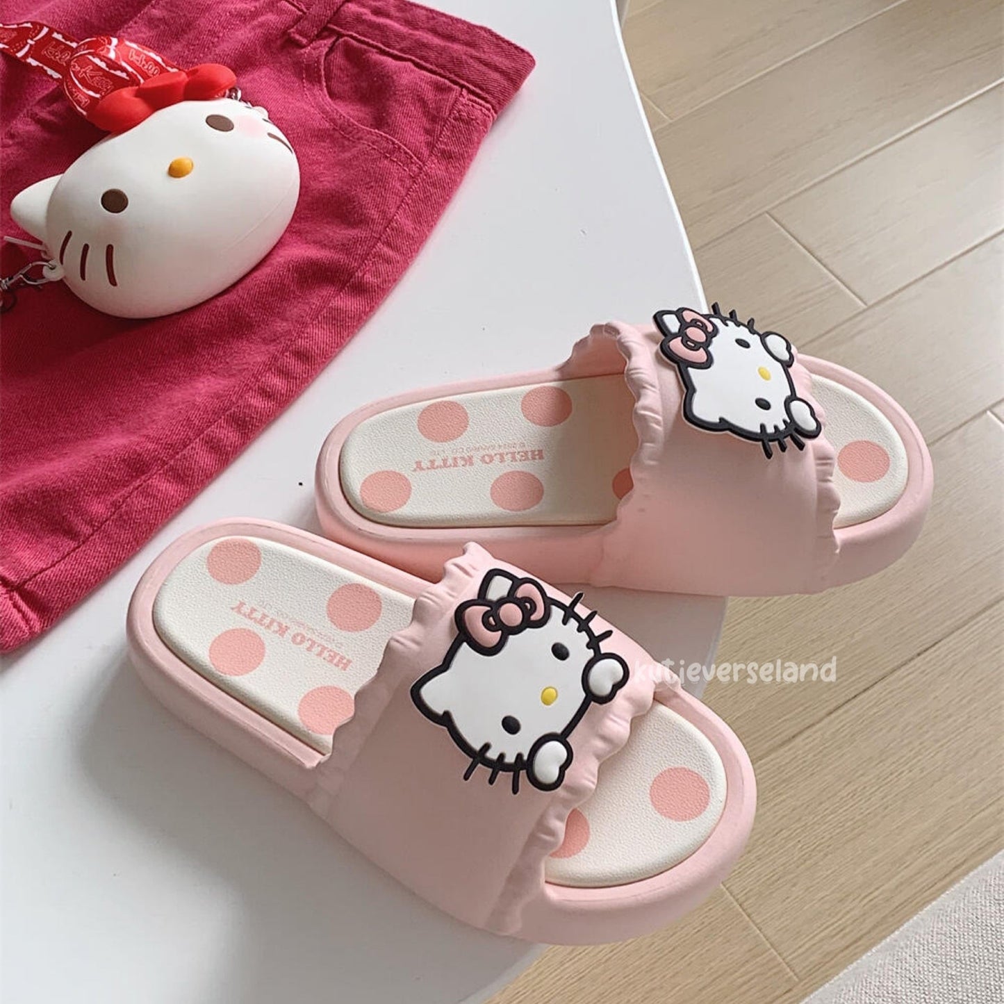 Colección de pantuflas con lunares de KTY con bonitos dibujos de gatos